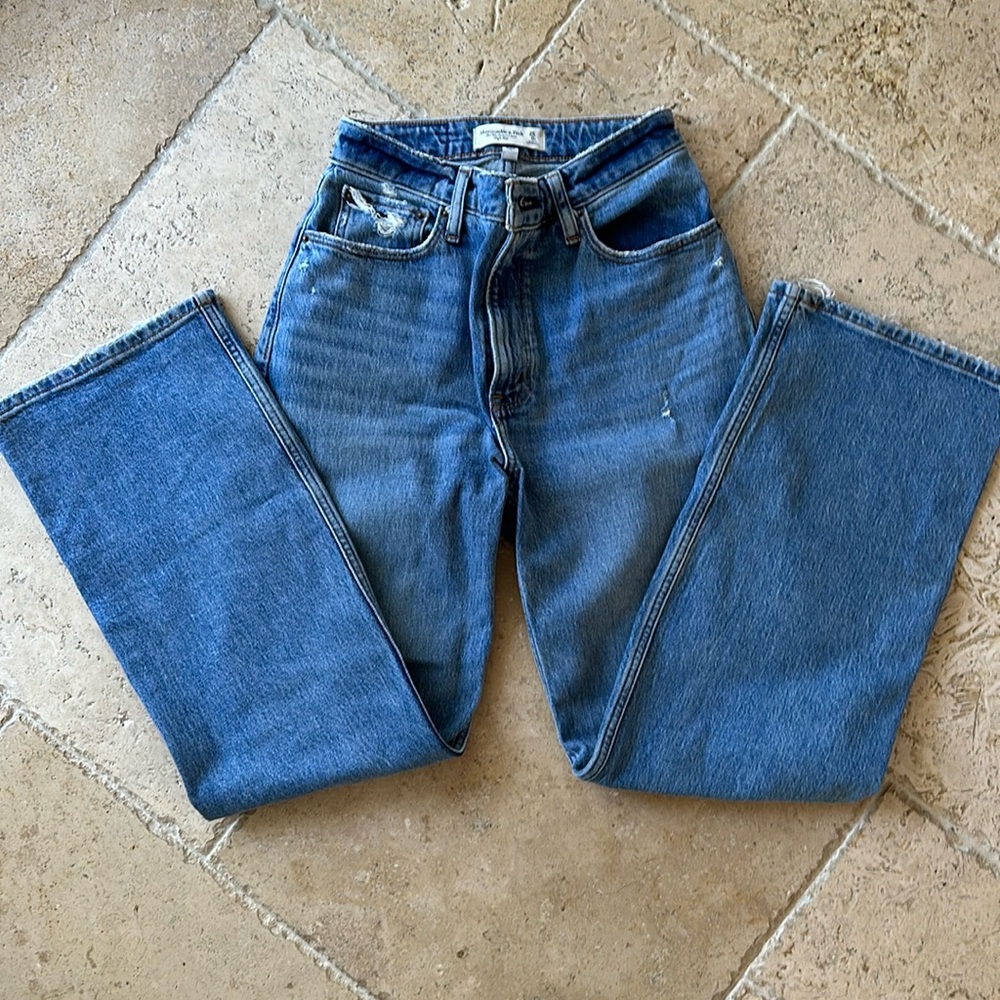 Abercrombie & Fitch 90’s Relaxed Jeans High Rise A&F Mom Jeans